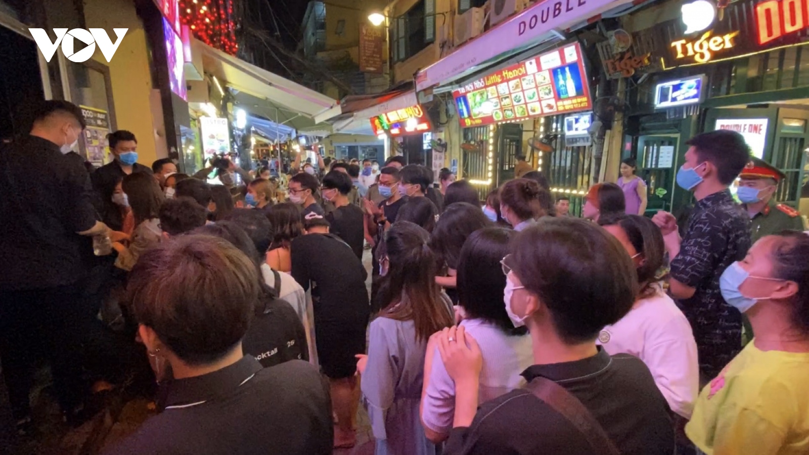 Hàng trăm thanh niên chen chúc xếp hàng vào bar trên phố Tạ Hiện, Hà Nội