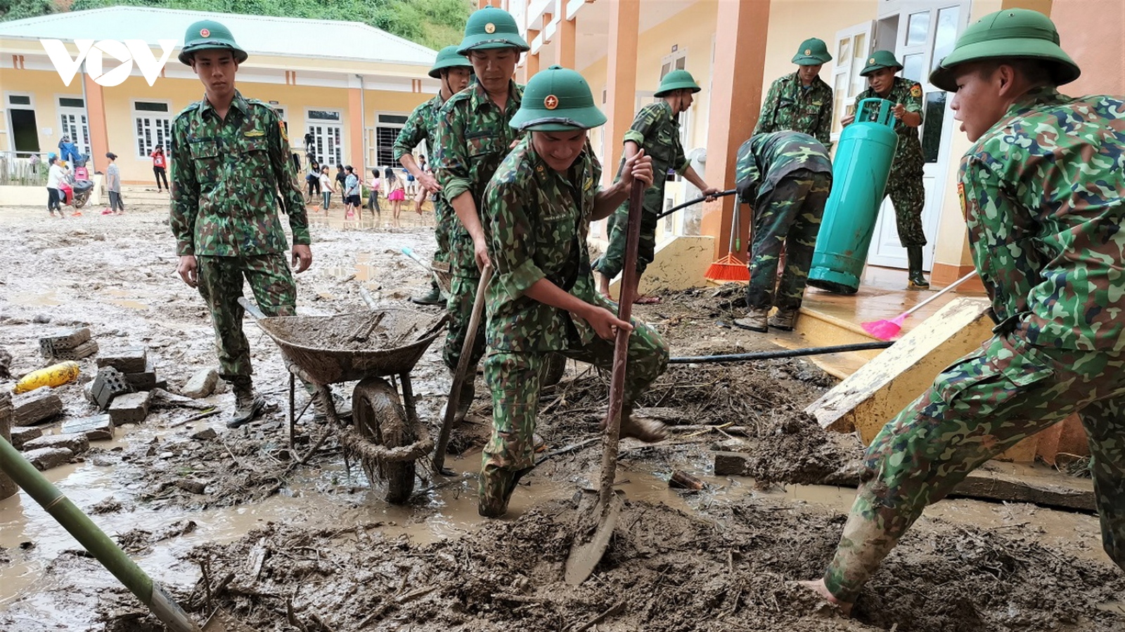 Biên phòng bám bản giúp người dân Tây Giang khắc phục hậu quả mưa lũ