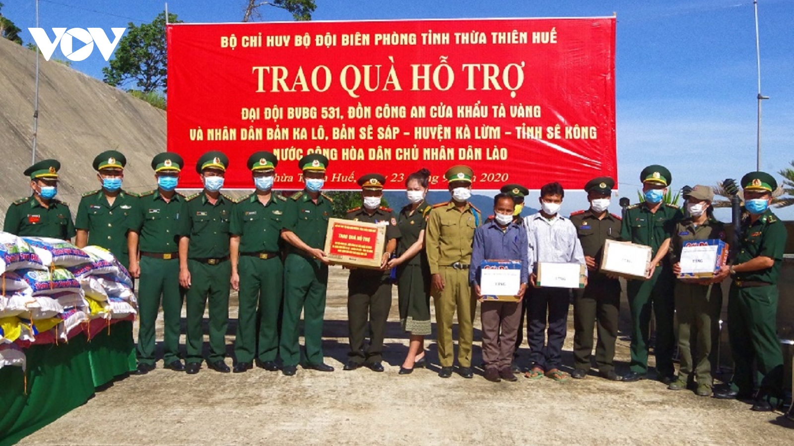 Thừa Thiên Huế trao 225 suất quà hỗ trợ cho lực lượng vũ trang và nhân dân Lào