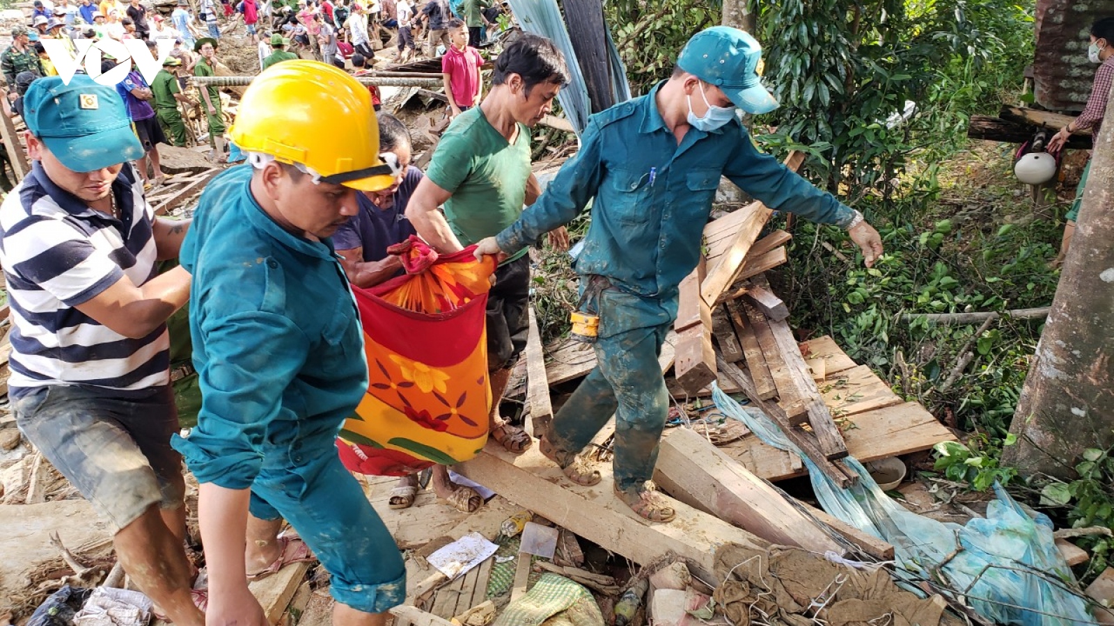 Ảnh: Hiện trường cứu hộ nạn nhân vụ sạt lở đất ở Trà Leng, Nam Trà My