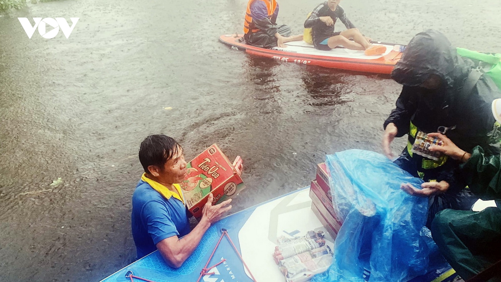 Quảng Trị tiếp tục di chuyển người dân ở vùng ngập lụt đến nơi an toàn