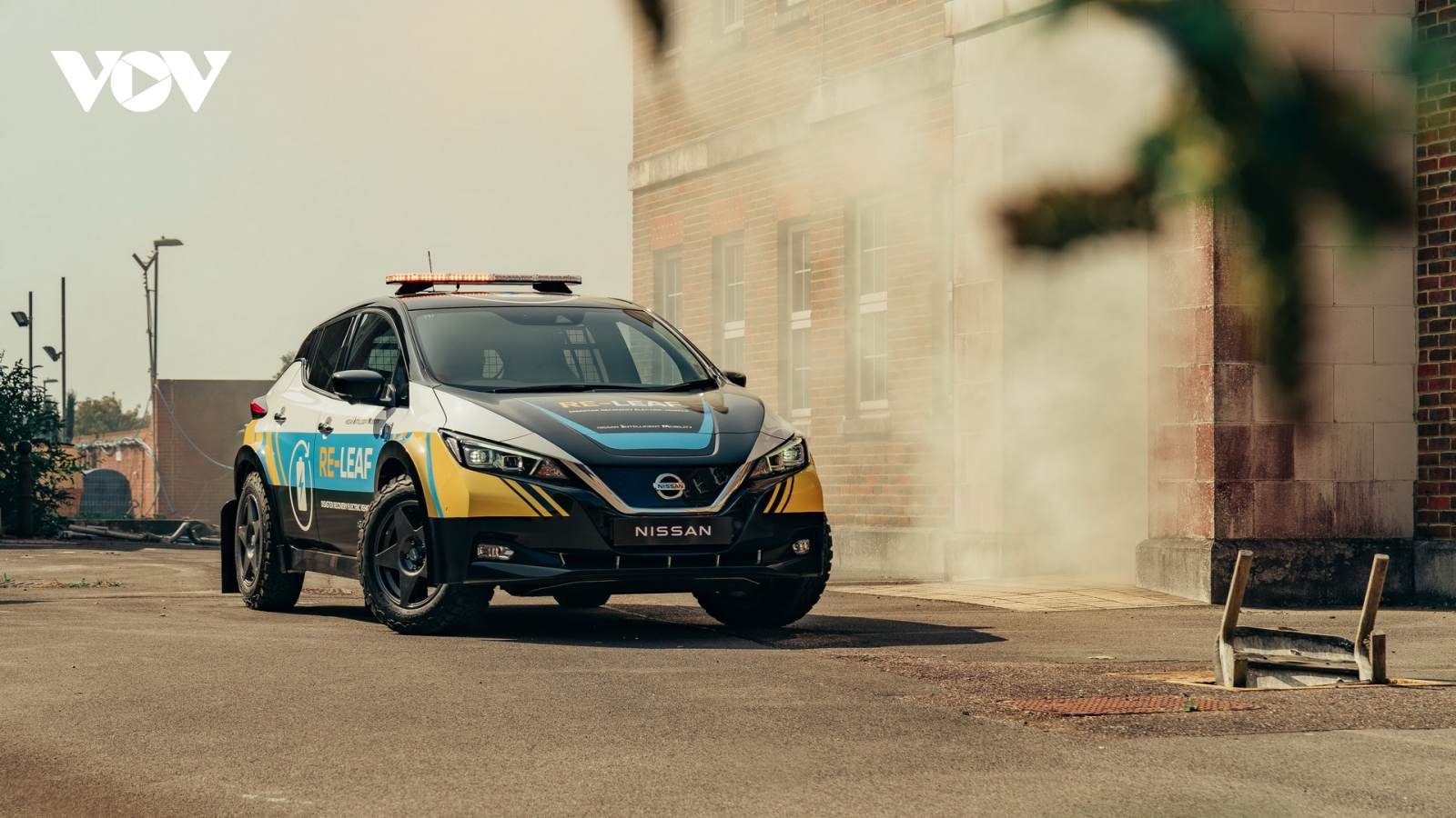 Nissan Leaf lạ lẫm với phong cách xe cứu hộ