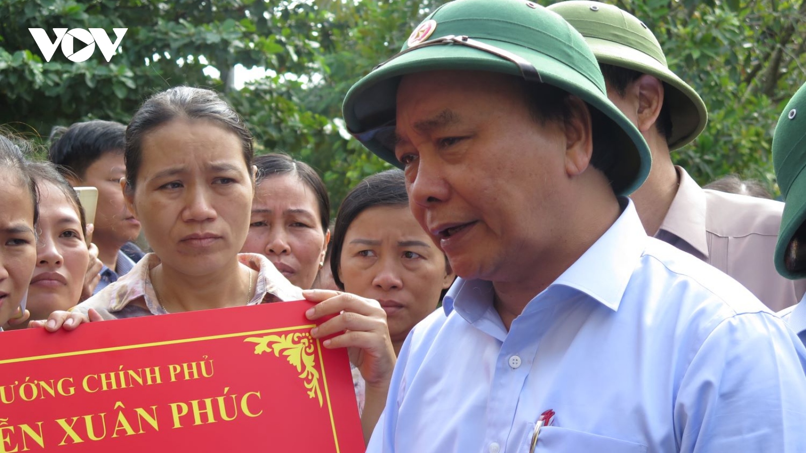 Hình ảnh Thủ tướng ân cần thăm hỏi, động viên đồng bào vùng lũ Quảng Bình