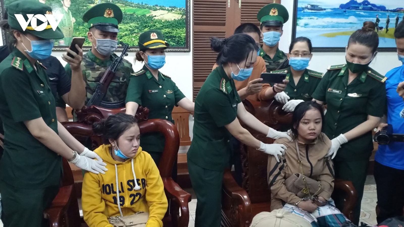Biên phòng Đà Nẵng bắt 2 đối tượng, thu giữ 1 kg nghi ma túy tổng hợp