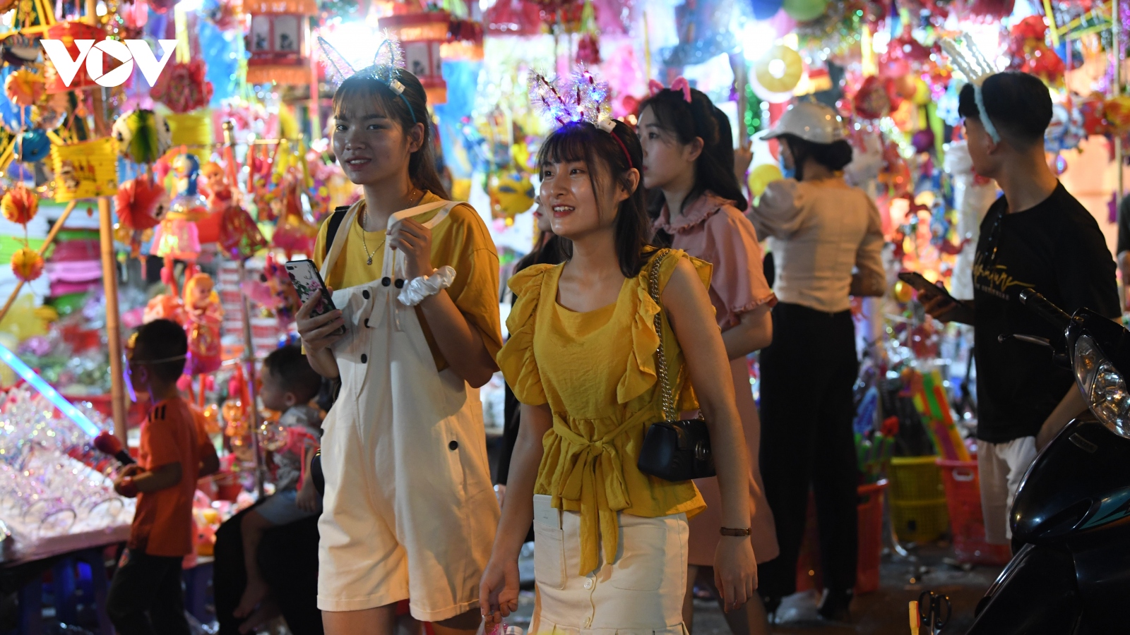 Không khí đón Tết Trung thu sôi động của người Hà Nội trên phố Hàng Mã