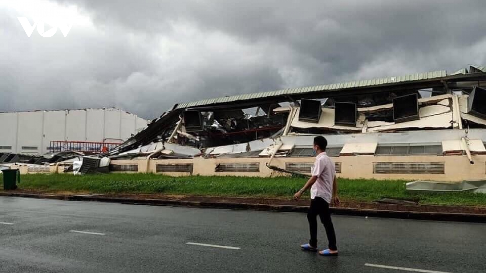 Gió lốc gây thiệt hại hàng nghìn mét vuông nhà xưởng tại Tiền Giang