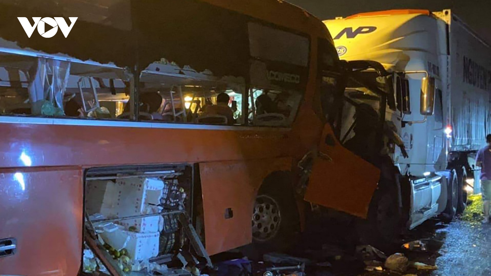 Hai xe ô tô đấu đầu khiến 2 người tử vong ở Đà Nẵng