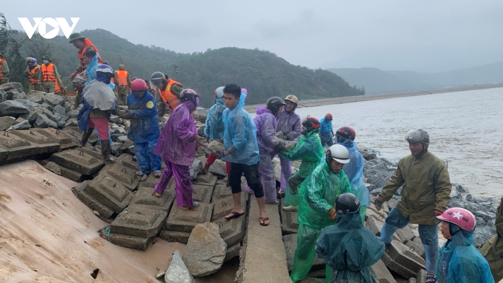 Nỗ lực khắc phục sự cố sạt lở kè biển ở Hà Tĩnh