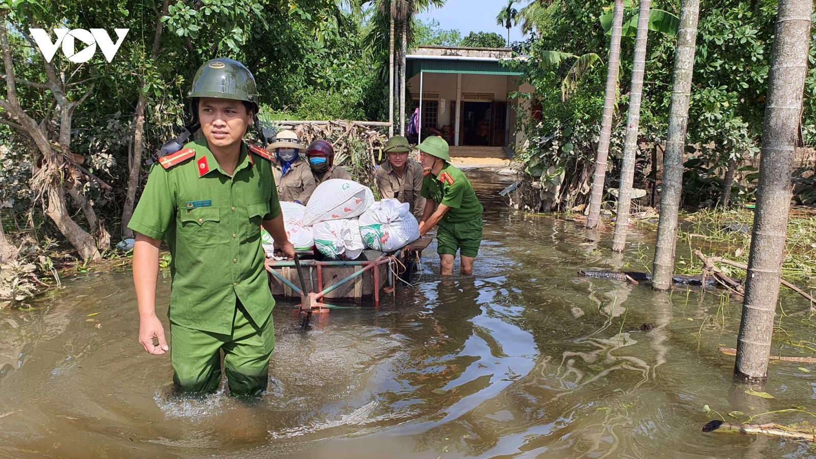 Công an Hà Tĩnh khẩn trương dọn bùn đất, giúp dân khắc phục hậu quả mưa lũ