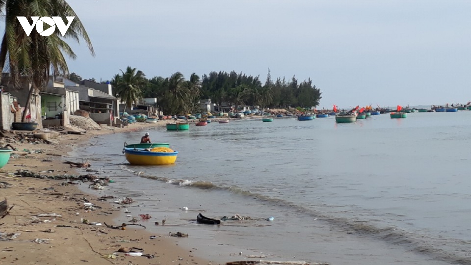 Bão số 9 ở Bình Thuận khiến 1 thuyền bị sóng đánh chìm
