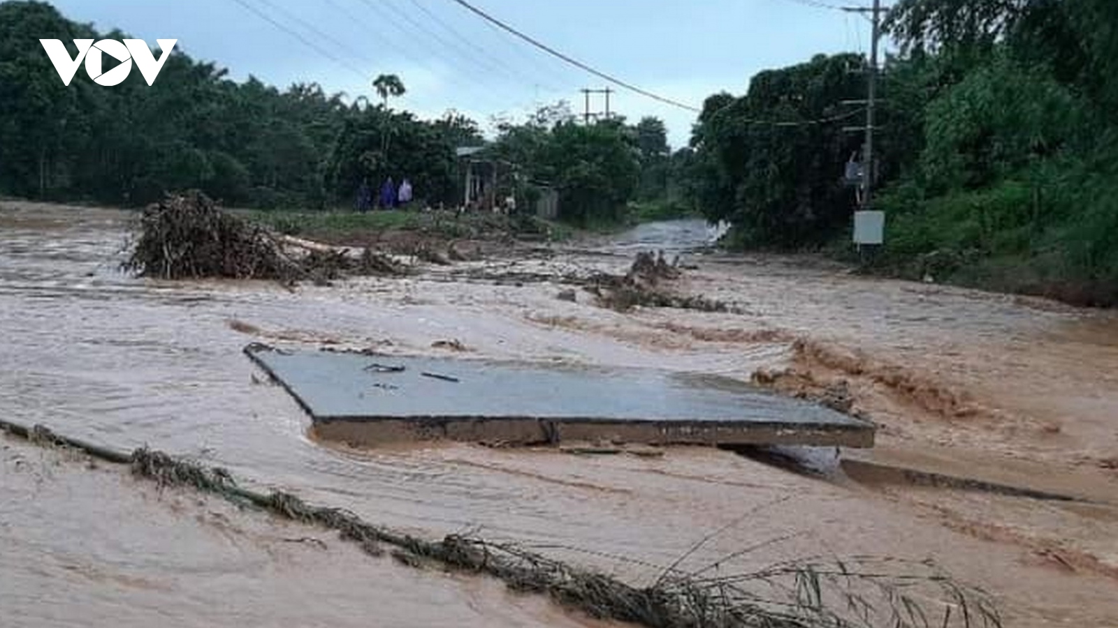Sạt lở đất vùi lấp 1 nhà dân có 6 người tại huyện miền núi Hướng Hoá, Quảng Trị