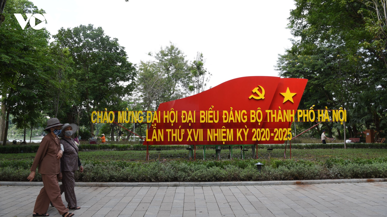 Đường phố Hà Nội rực rỡ cờ hoa trước thềm Đại hội Đảng bộ thành phố lần thứ XVII