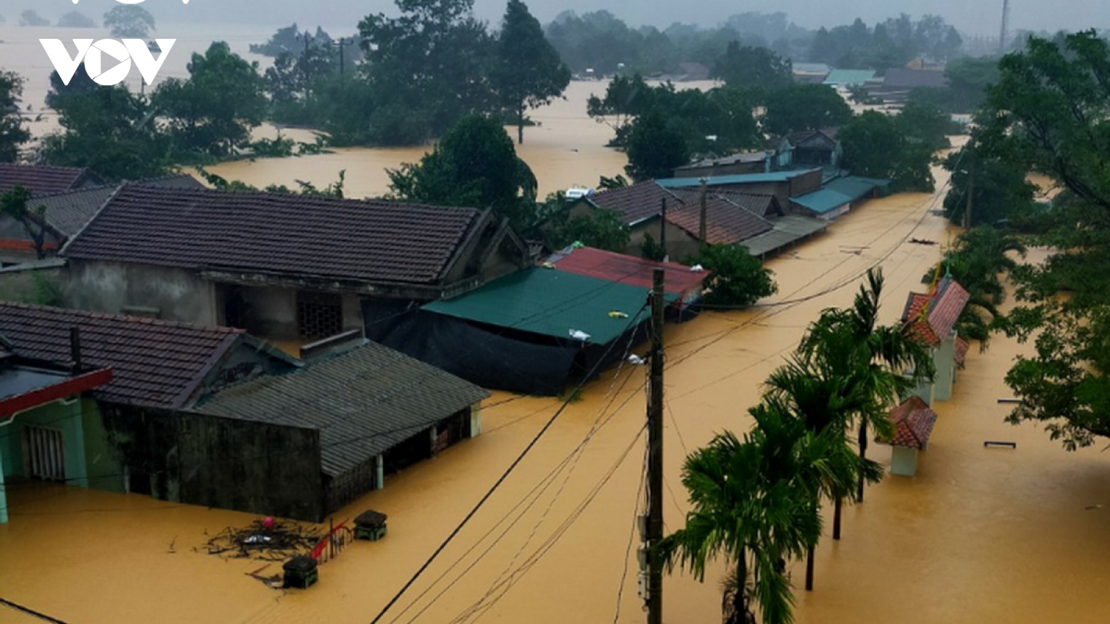 Số người chết do mưa lũ đã tăng lên 61 người, còn 4 người đang mất tích