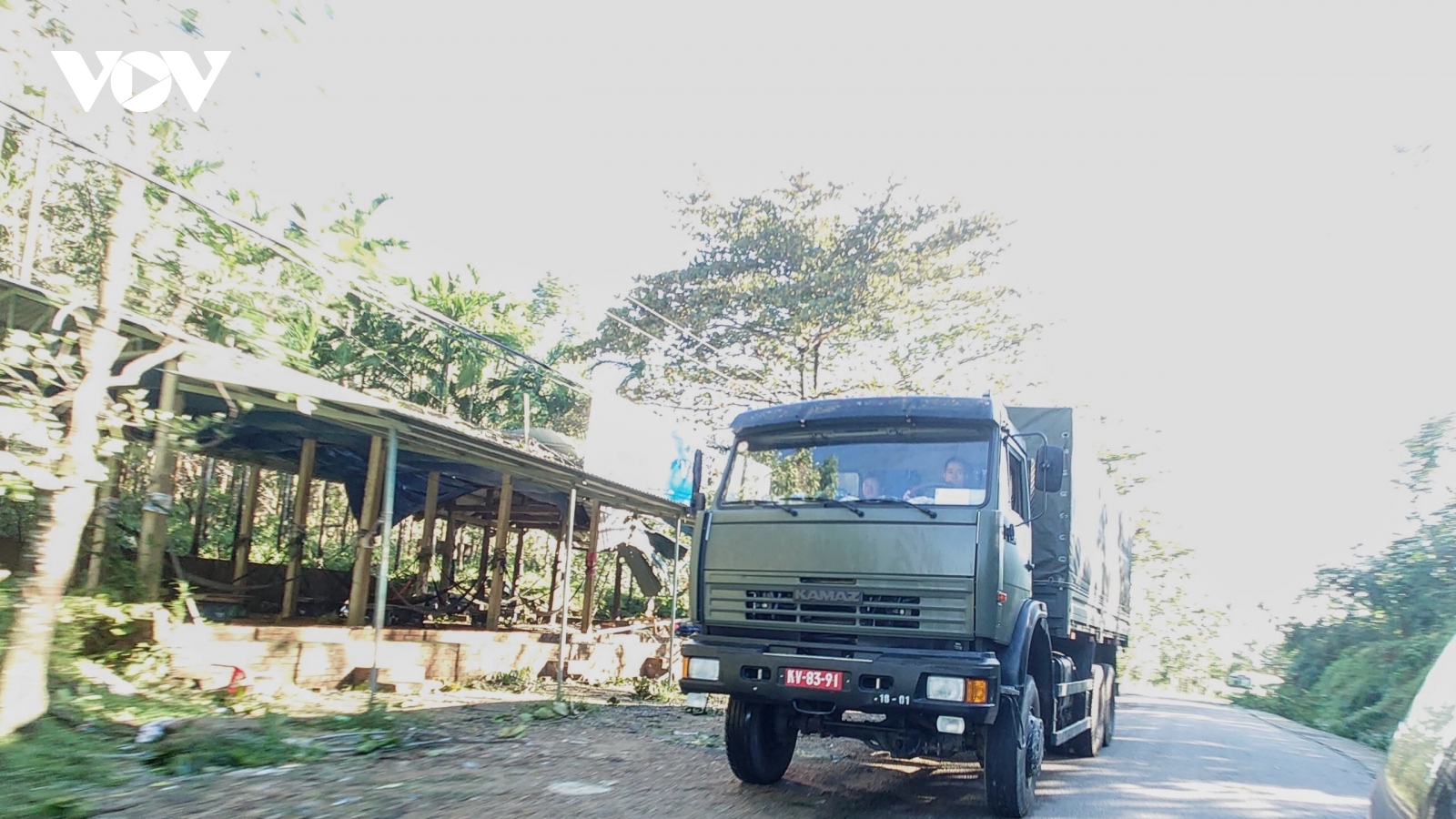 Đoàn cứu nạn của Quân đội đang tiếp cận hiện trường vụ sạt lở núi huyện Nam Trà My