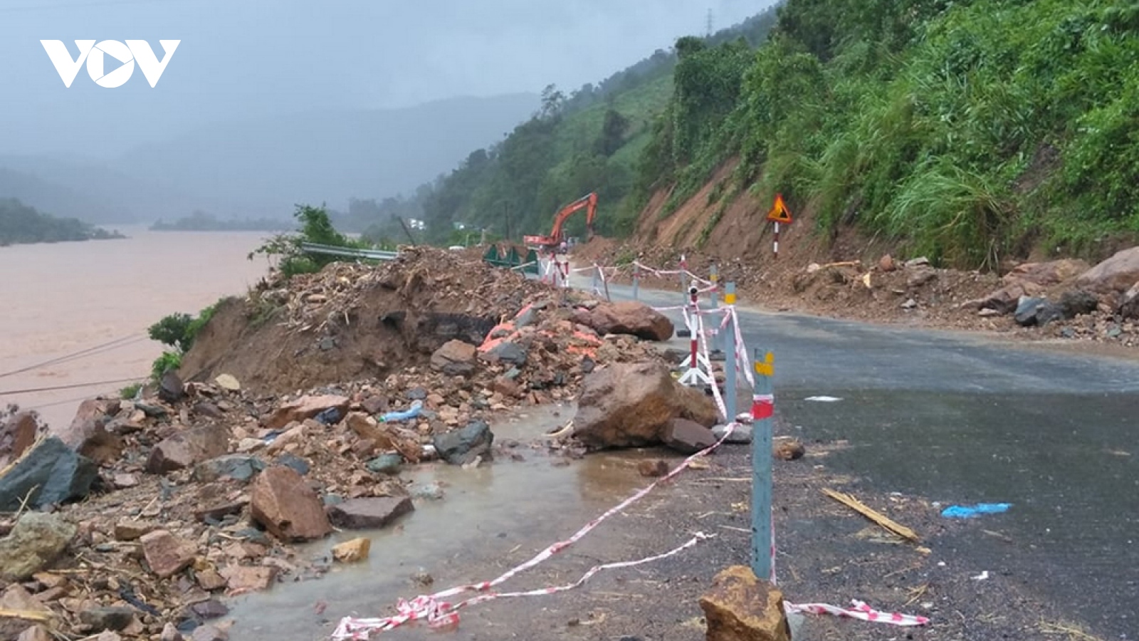 Mưa lũ miền Trung: Nơi chạy lũ trong đêm, nơi huy động tìm người mất tích