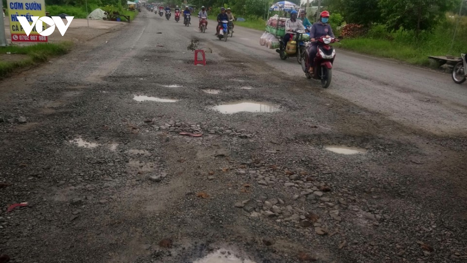 Quốc lộ 63 qua Kiên Giang xuất hiện nhiều "ổ gà, ổ voi" sau mưa lớn.