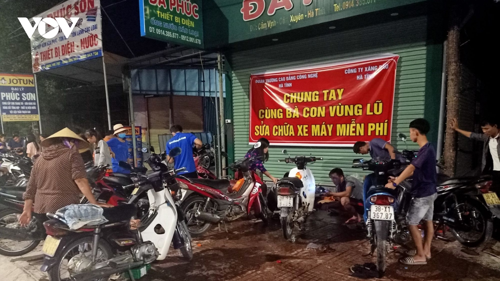 Đội quân sửa xe miễn phí “hồi sinh” xe máy cho bà con vùng tâm lũ Hà Tĩnh