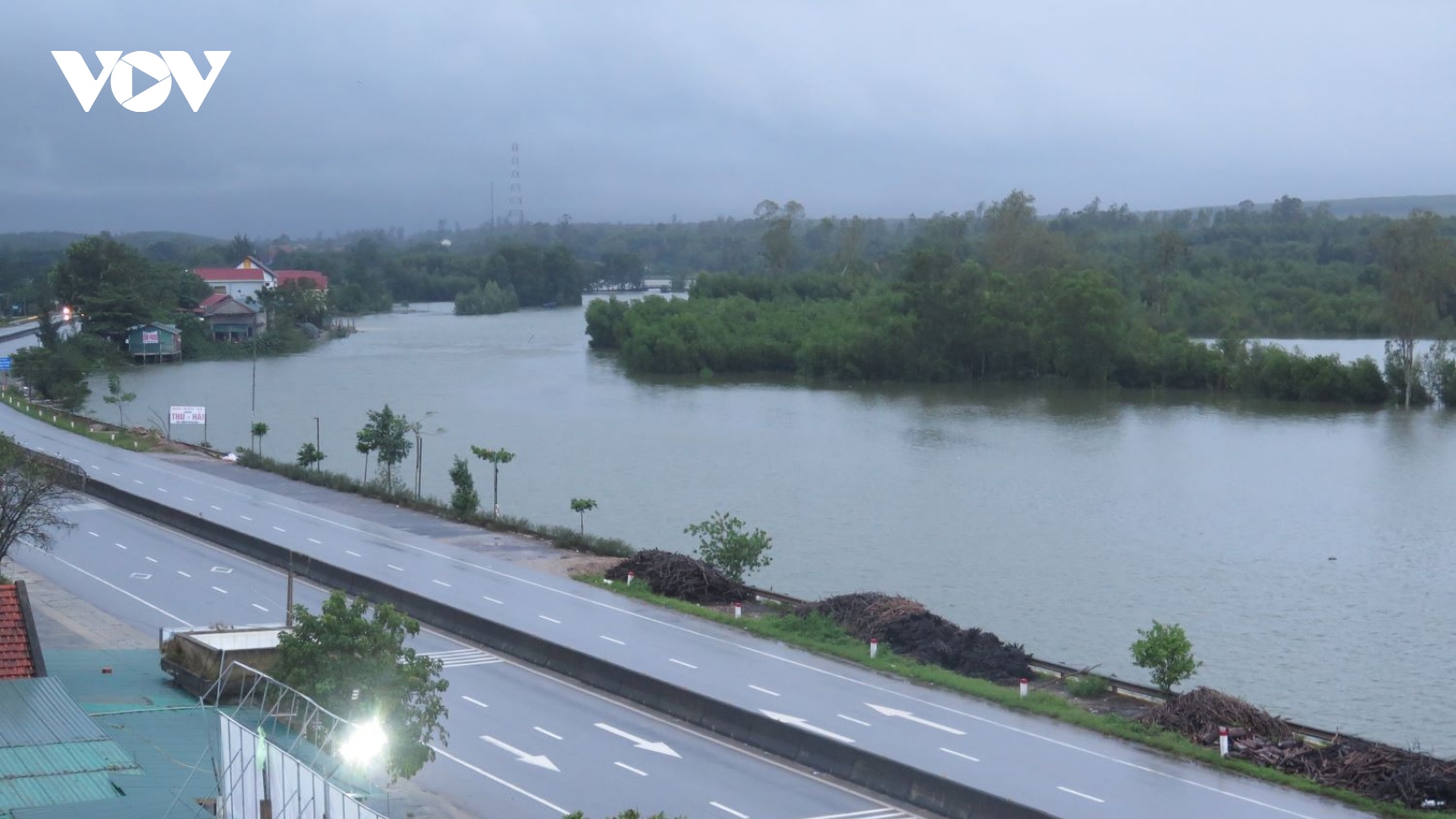 Hơn 90.000 nhà bị ngập, 4 người chết do mưa lũ ở Quảng Bình