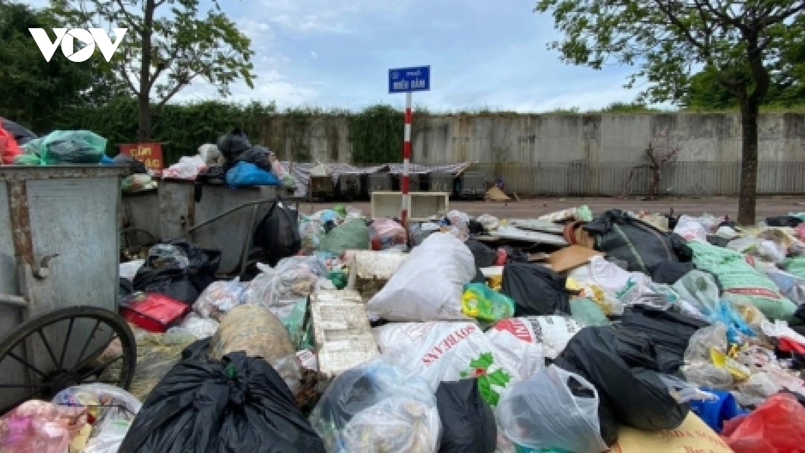 Phân luồng hàng nghìn tấn rác đang ùn ứ ở nội thành Hà Nội