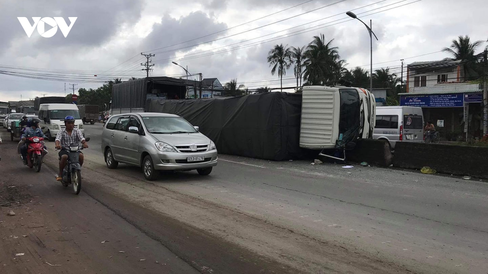 Xe tải chở 10 tấn hàng lật nghiêng vì lao vào dải phân cách