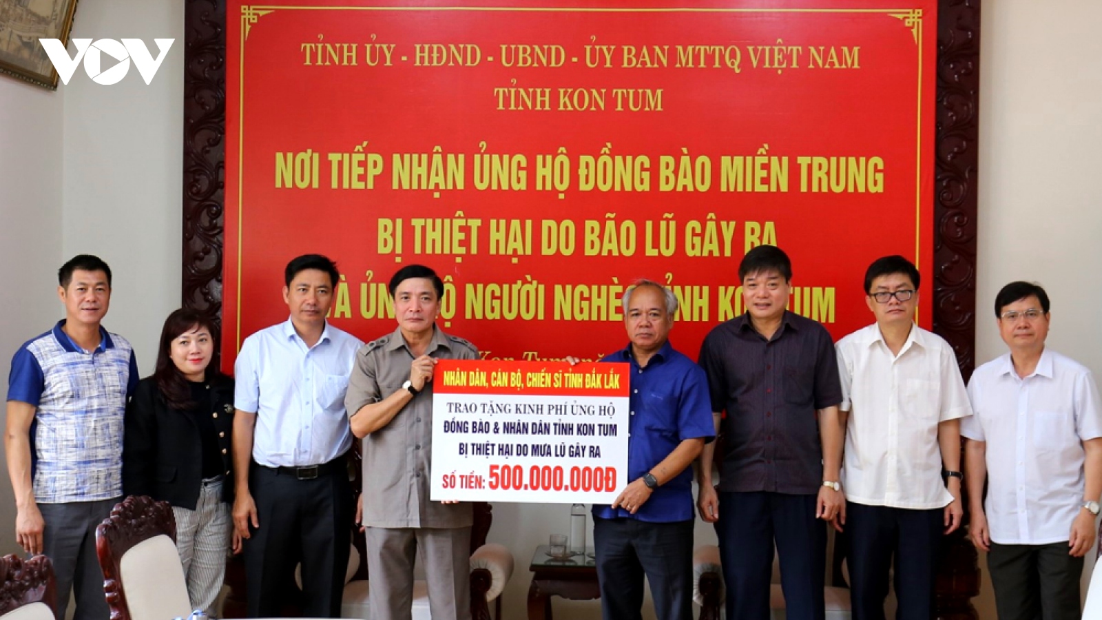 Đắk Lắk ủng hộ 14 tấn gạo và 4 tỷ đồng cho người dân miền Trung