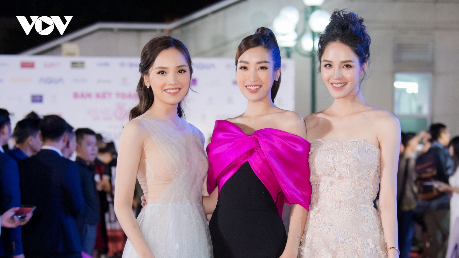 Ngắm dàn Hoa hậu, Á hậu trên thảm đỏ Vòng Bán kết Hoa hậu Việt Nam 2020