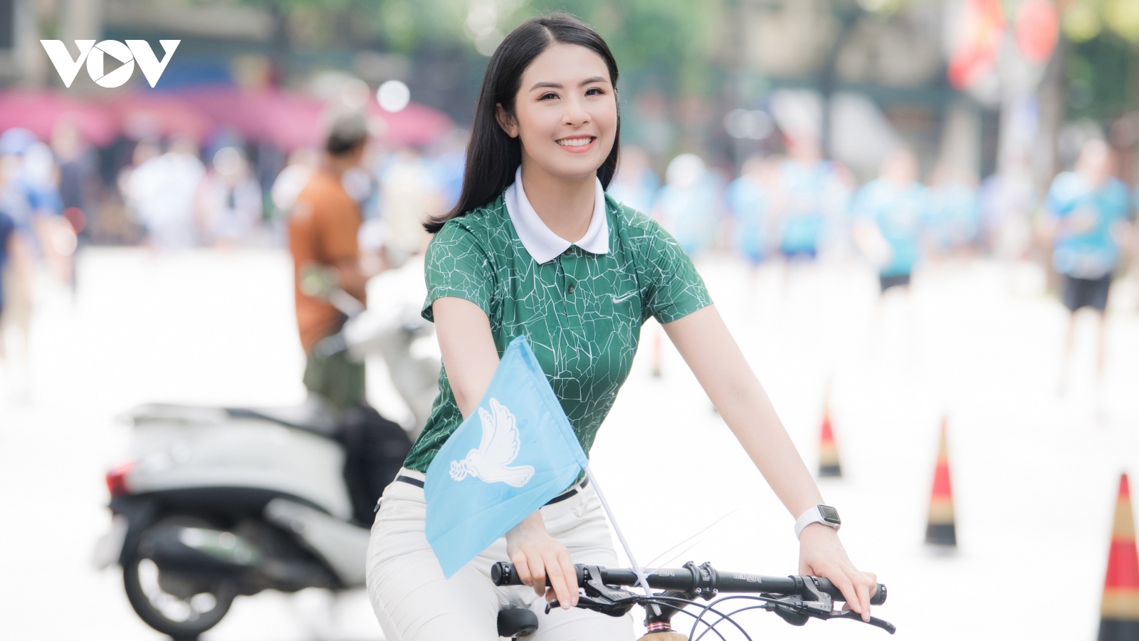 Ngọc Hân đạp xe quanh Hồ Gươm quảng bá cho thủ đô Hà Nội