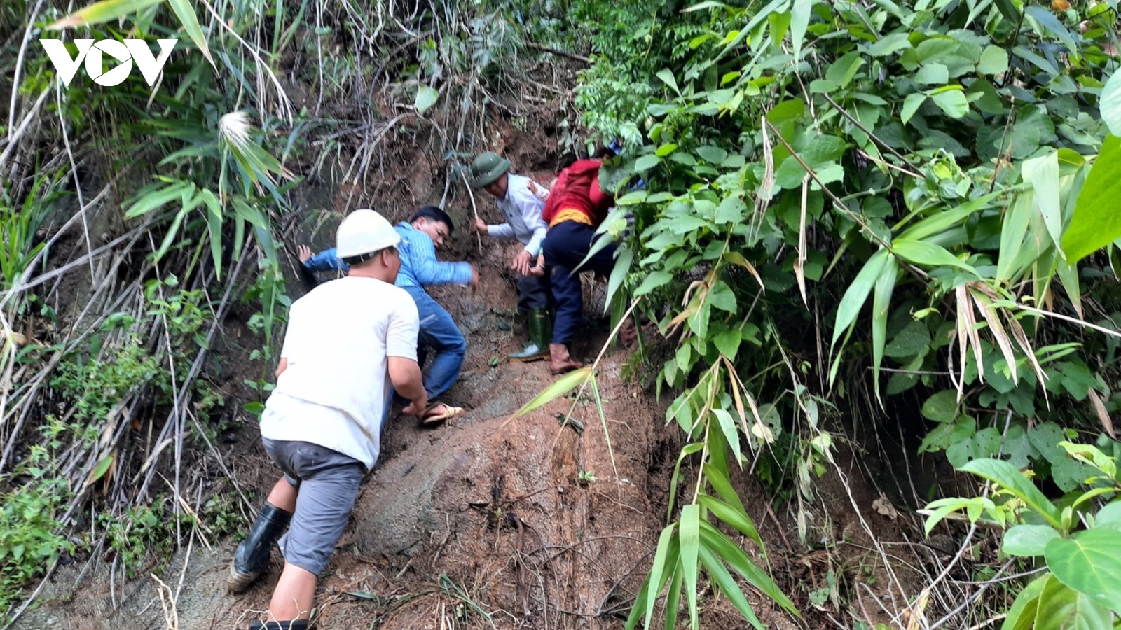 Khẩn trương tiếp cận hiện trường vụ lở núi vùi lấp 11 người ở Phước Sơn