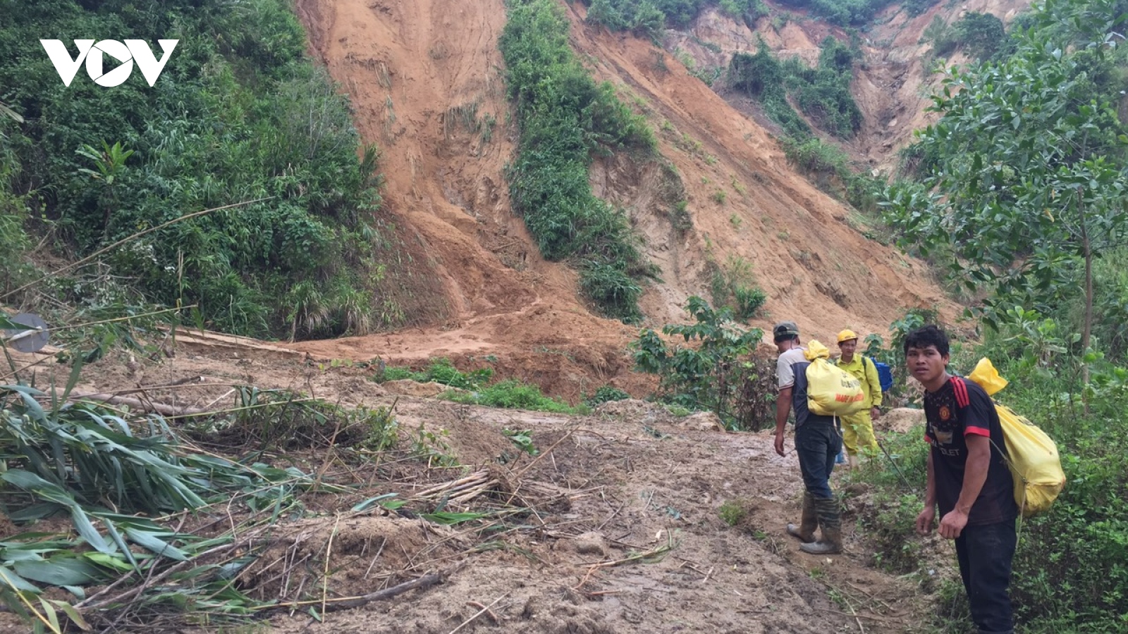 Vụ sạt lở ở Phước Sơn: Đoàn cứu nạn vẫn chưa thể vào được hiện trường