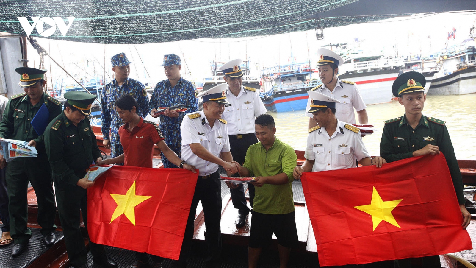 Lữ đoàn 682 đồng hành cùng ngư dân Phú Yên vươn khơi bám biển