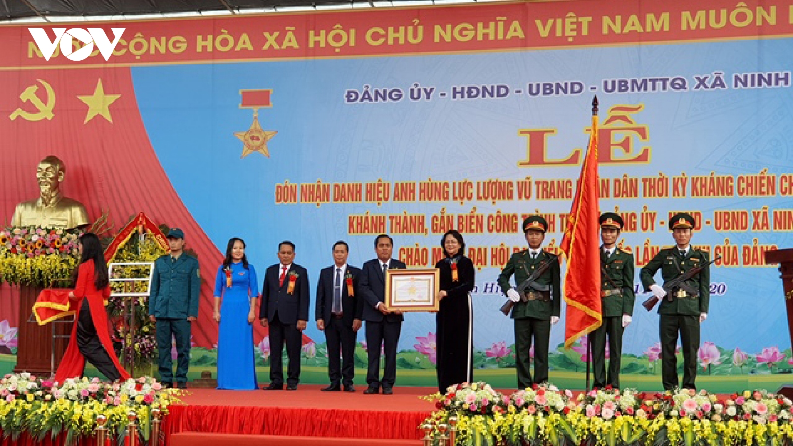 Phó Chủ tịch nước dự lễ đón nhận danh hiệu anh hùng lực lượng vũ trang xã Ninh Hiệp