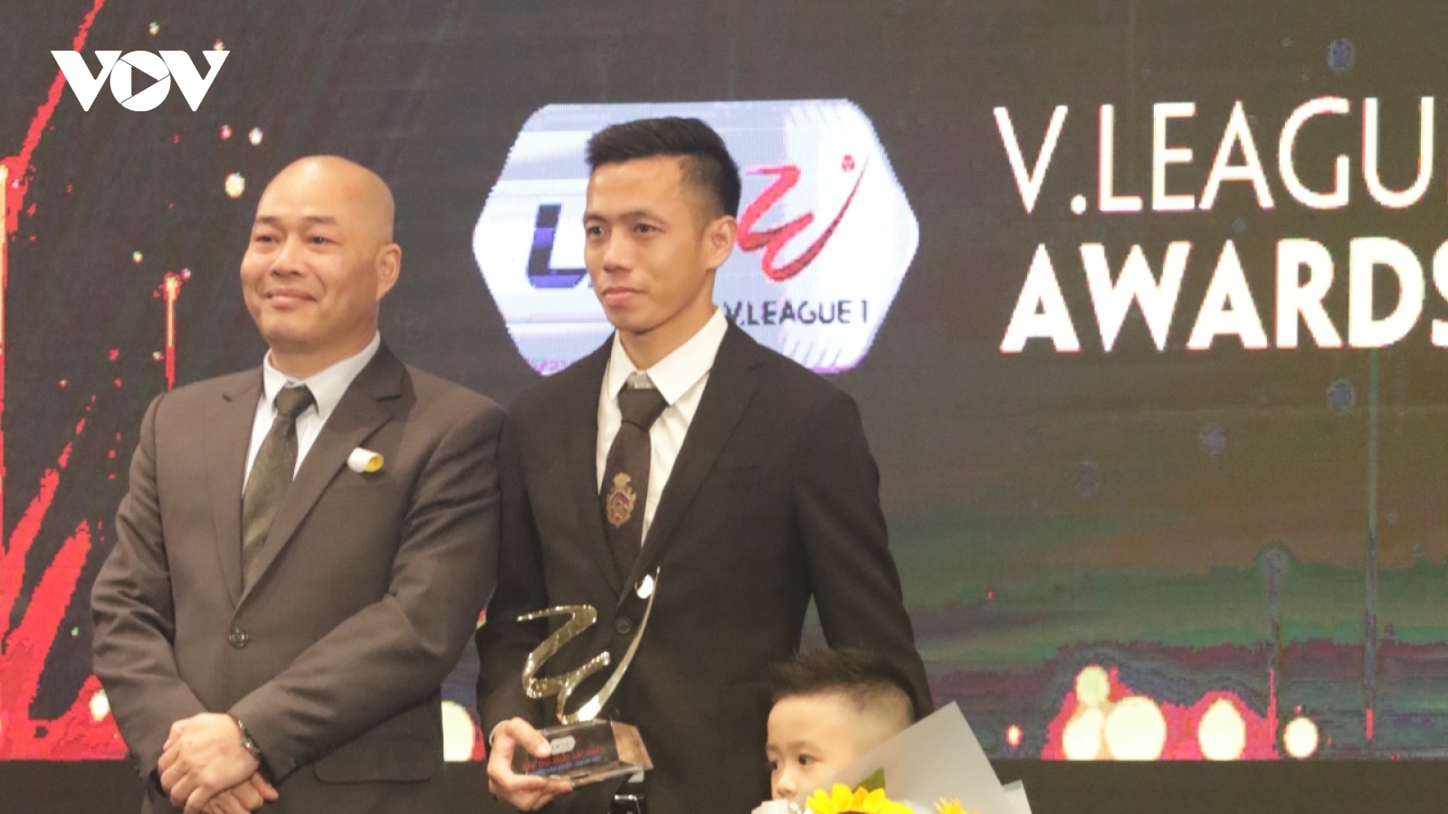 Văn Quyết nhận danh hiệu Cầu thủ xuất sắc nhất V-League 2020