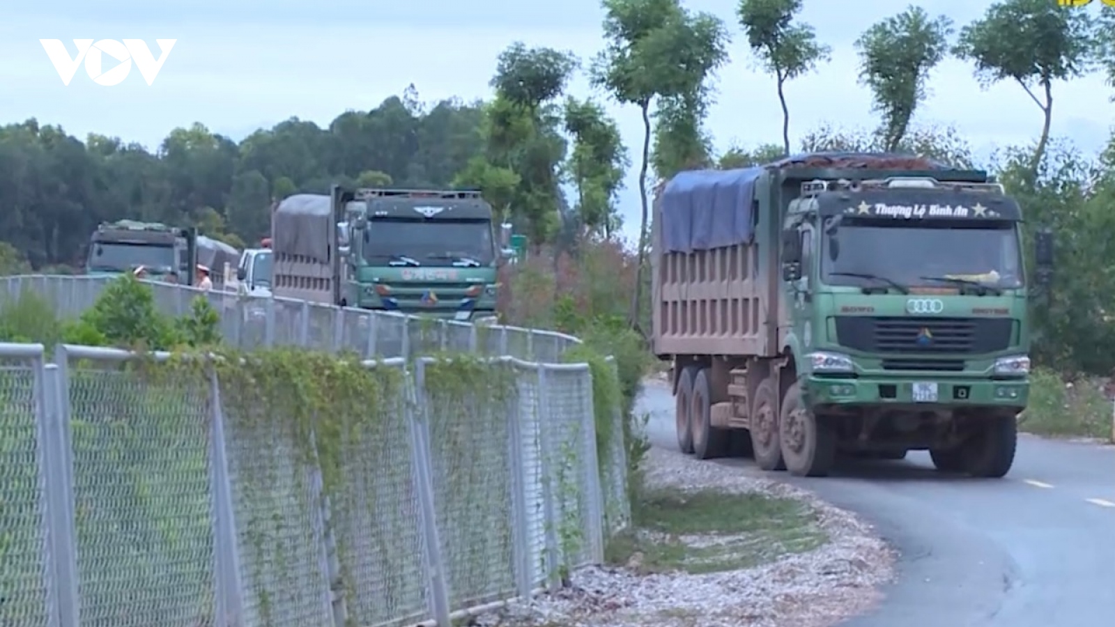 Cận cảnh tuyến đường 60 tỷ bị xe chở đất “cày nát” ở Bắc Giang