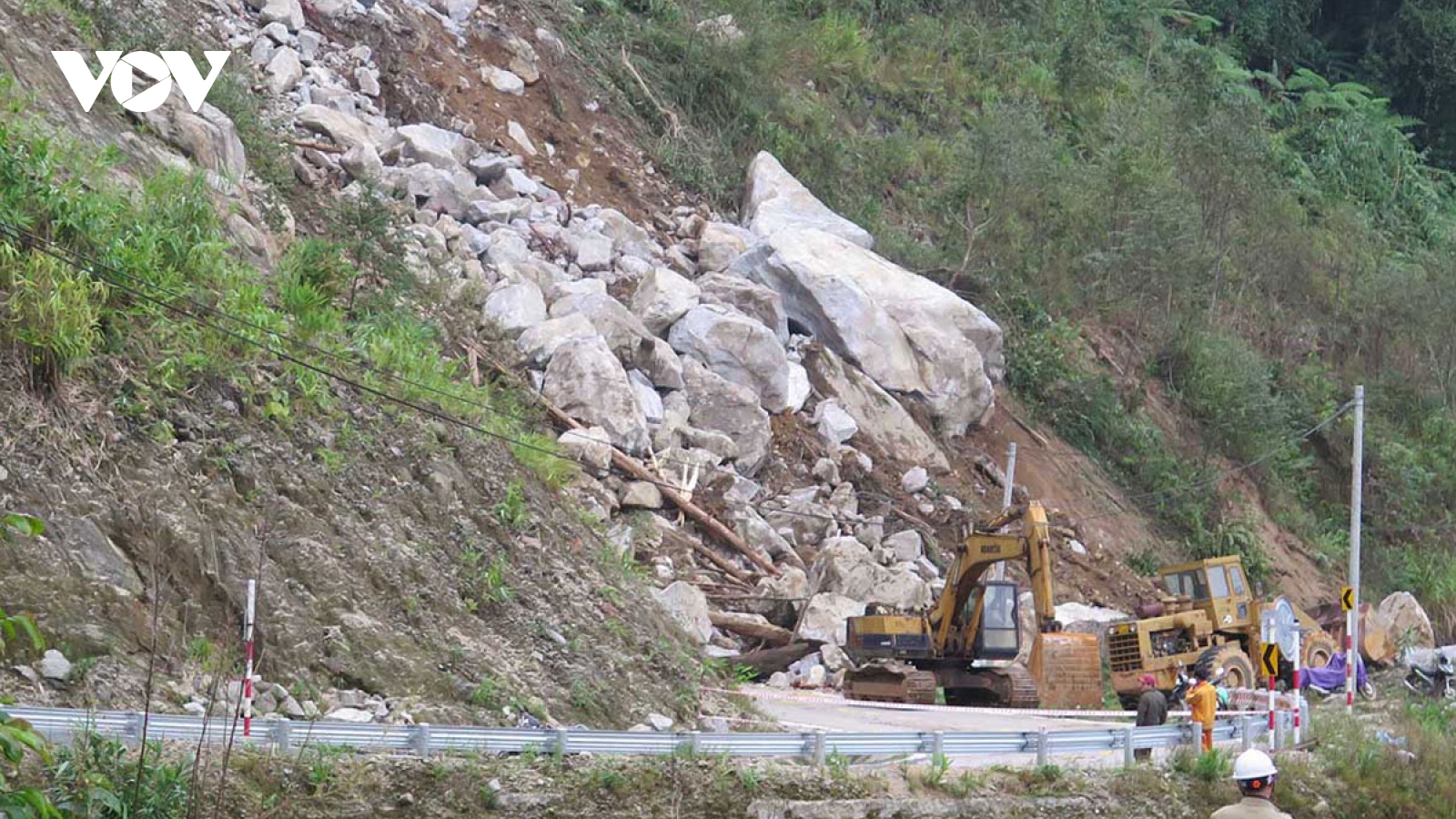 Hãi hùng khi đi qua điểm sạt lở trên các tuyến giao thông