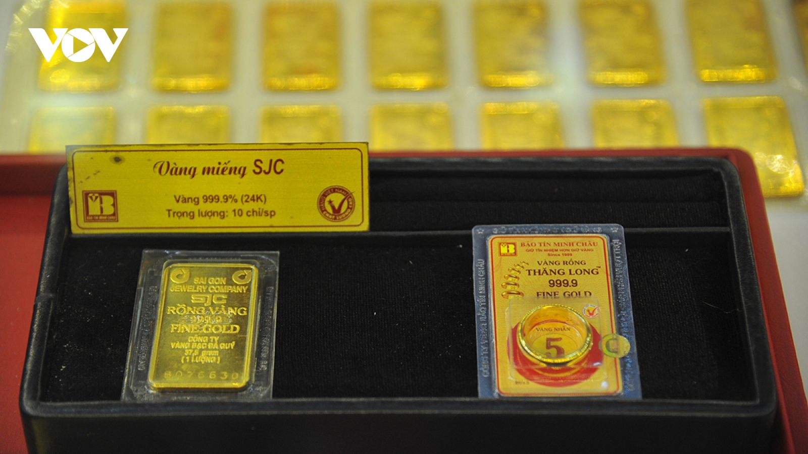 Vàng trong nước tiếp tục lao dốc, xuống ngưỡng 53 triệu đồng/lượng