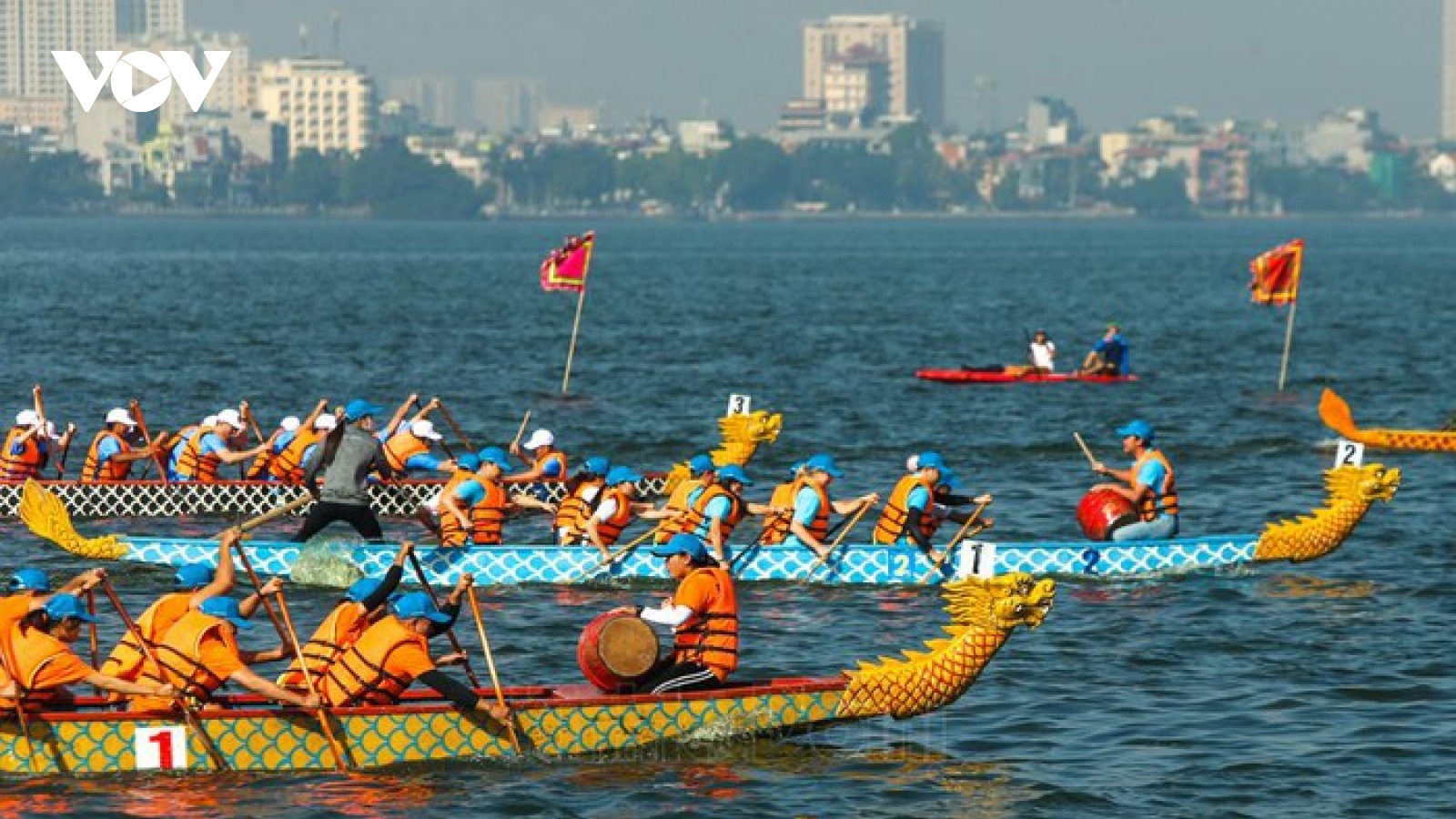 Hơn 500 vận động viên tranh giải Bơi chải thuyền rồng Hà Nội 2020 trên Hồ Tây
