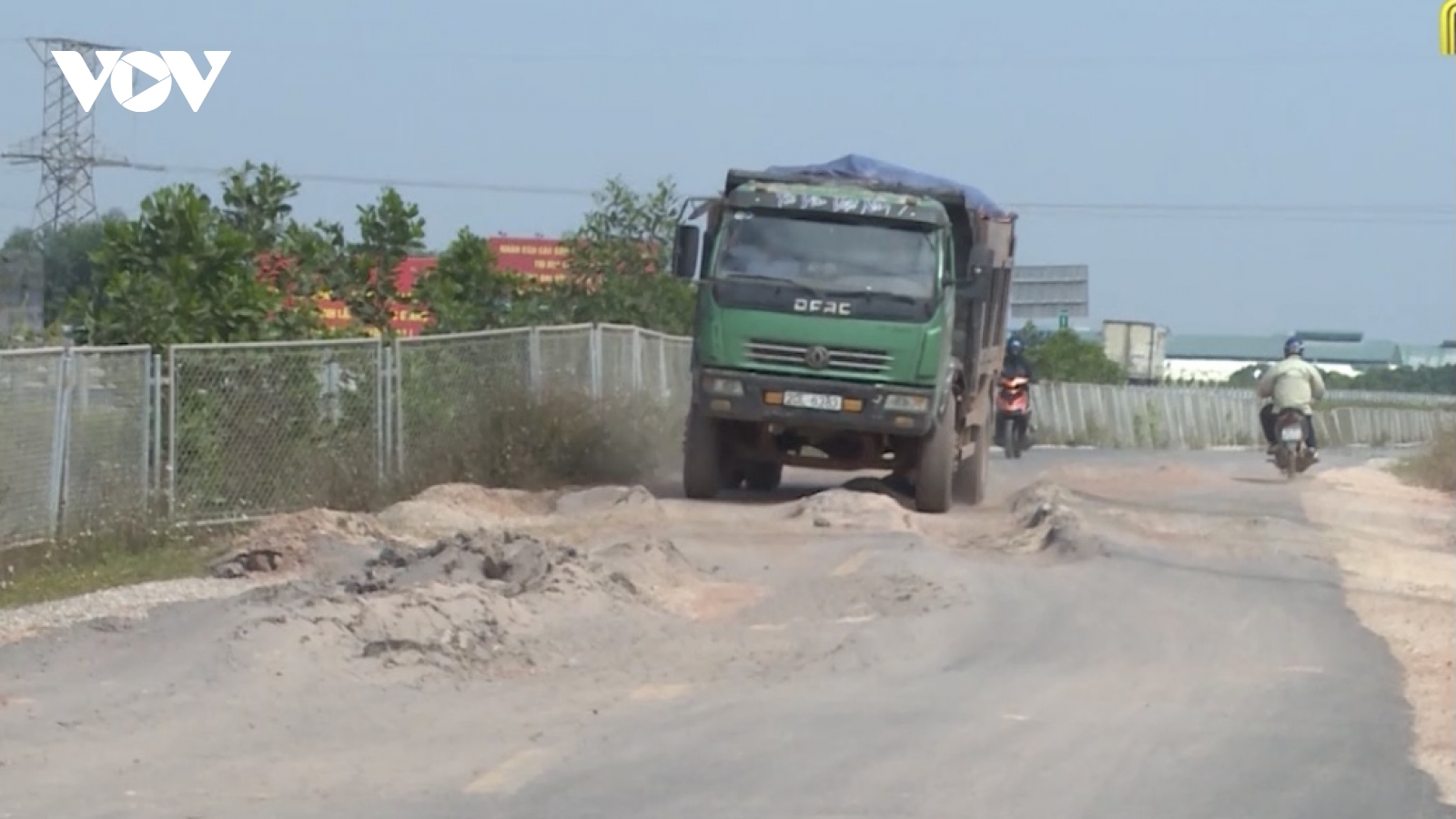 “Bất lực” nhìn đường gom 60 tỷ cao tốc Bắc Giang - Lạng Sơn bị “cày” nát