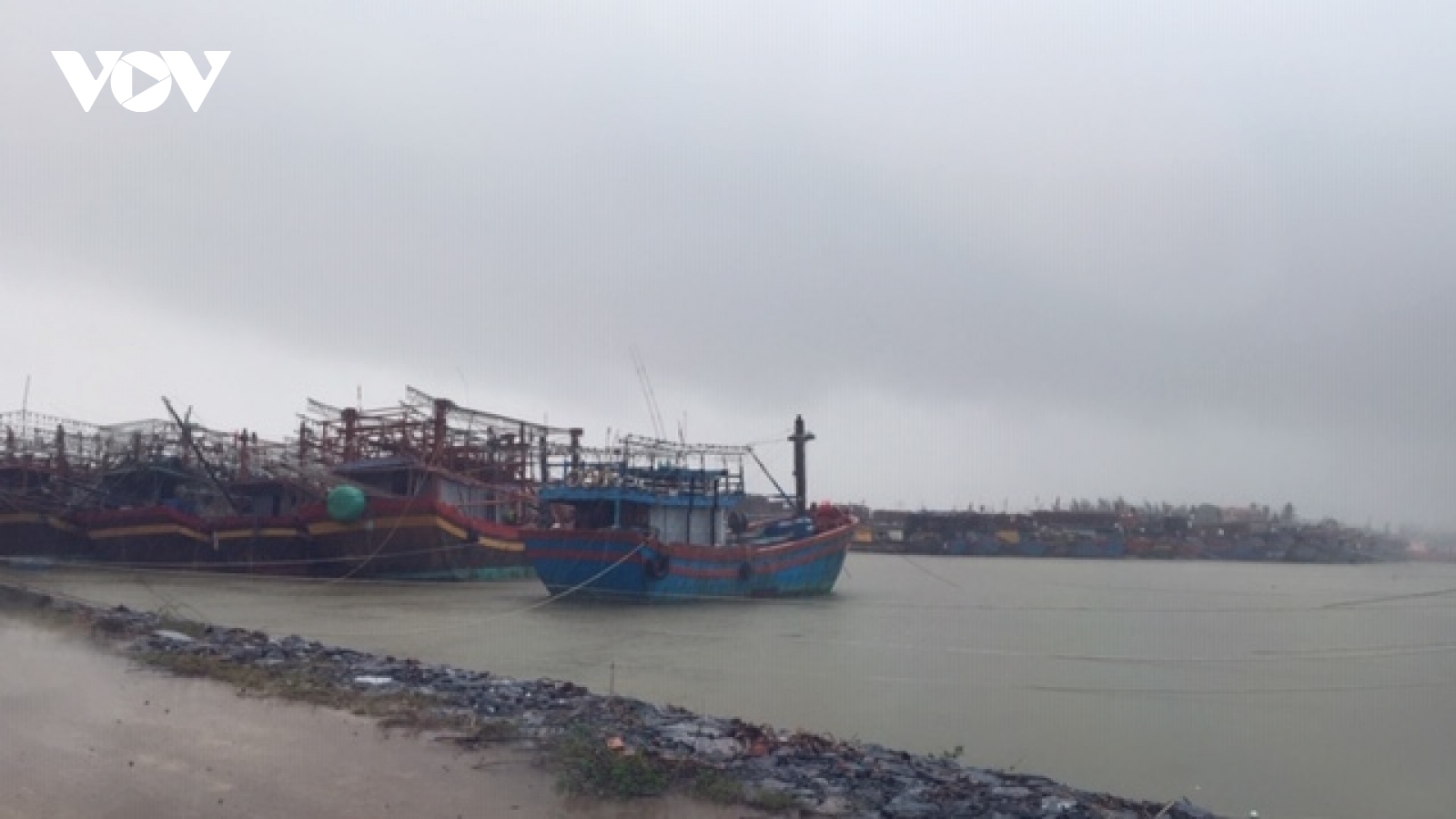 Dù bão số 13 suy yếu, hơn 47.000 dân Quảng Bình vẫn chưa được về nhà