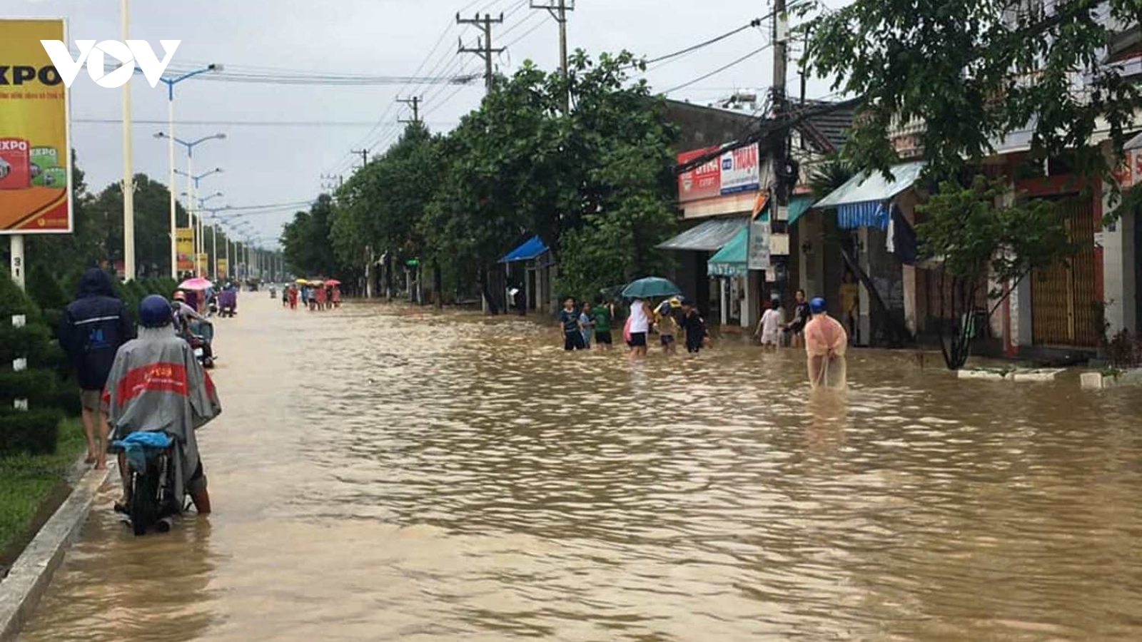 1 người mất tích do lũ cuốn tại Vạn Ninh, thành phố Nha Trang ngập cục bộ