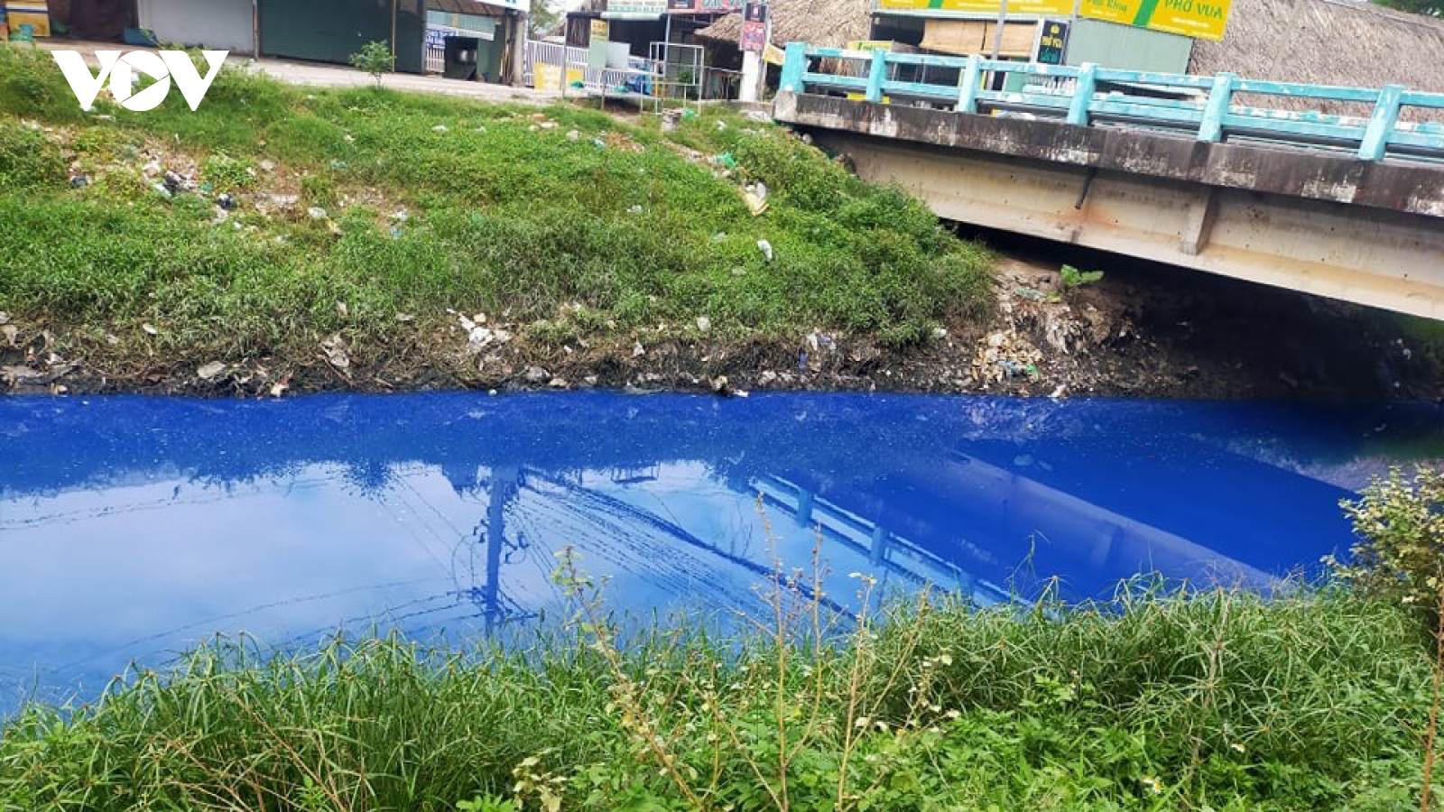 Người dân lo lắng khi nước con kênh ở Bình Dương bỗng dưng đổi màu xanh