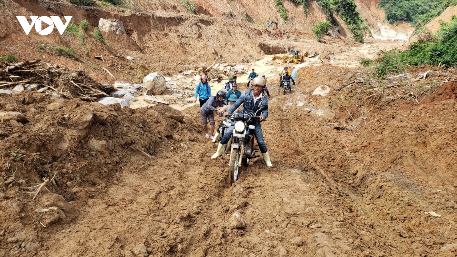 Quảng Nam nỗ lực thông đường vào những nơi bị cô lập sau mưa bão