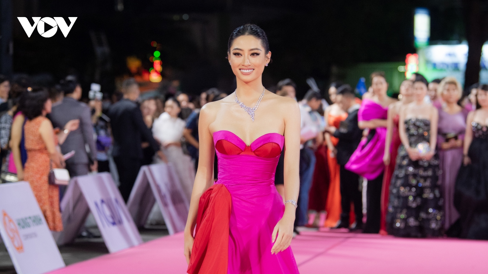 Lương Thuỳ Linh diện váy xẻ sâu, Tiểu Vy khoe sắc trên thảm đỏ Hoa hậu Việt Nam 2020