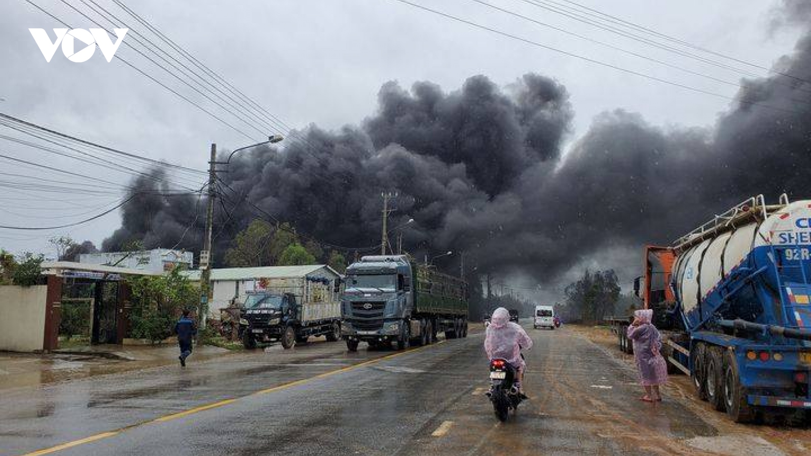 Cháy lớn tại cơ sở tái chế phế liệu nhựa ở Quảng Nam