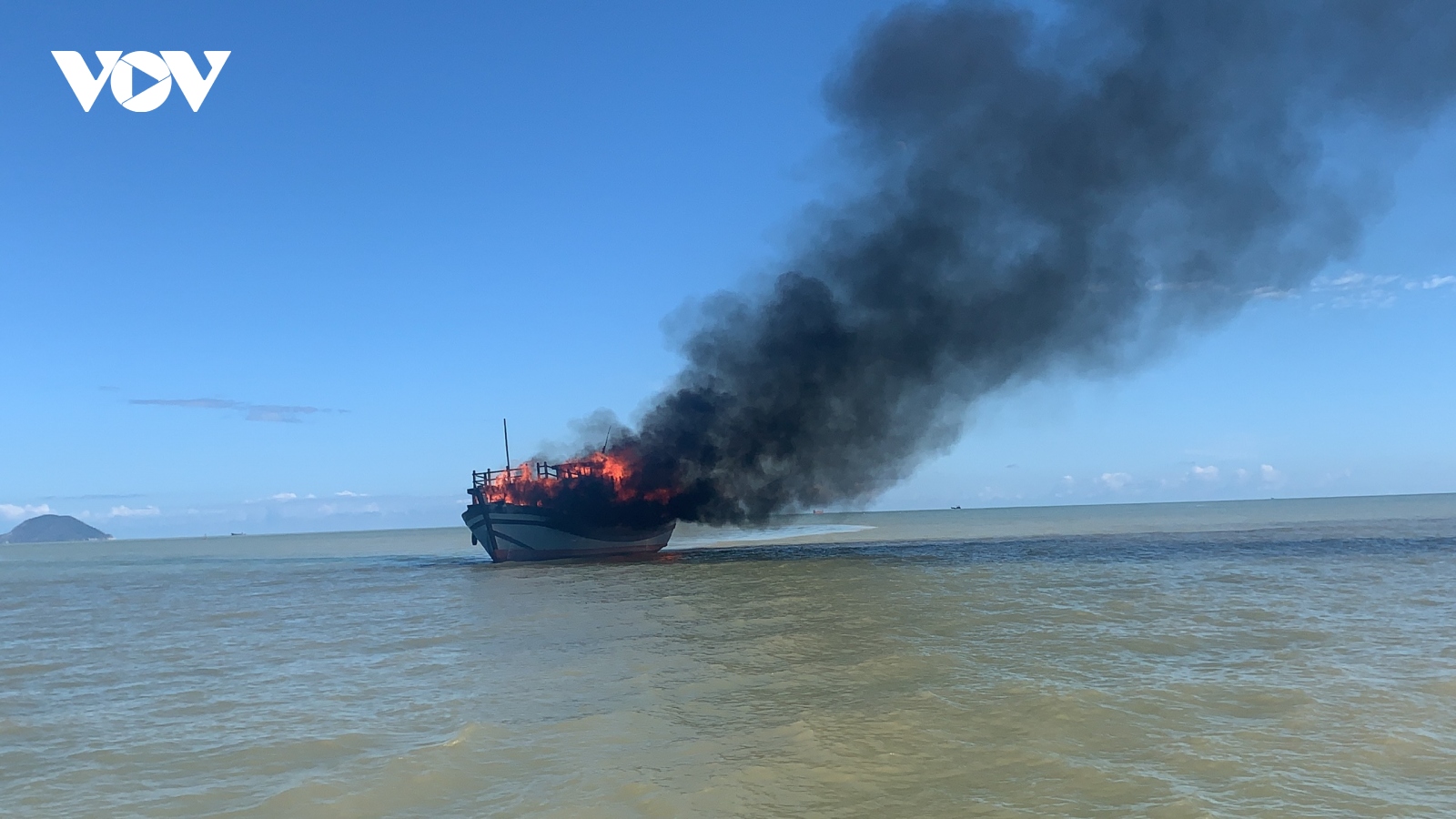 Cháy tàu trên biển Cù Lao Chàm, 18 hành khách và nhân viên thoát chết