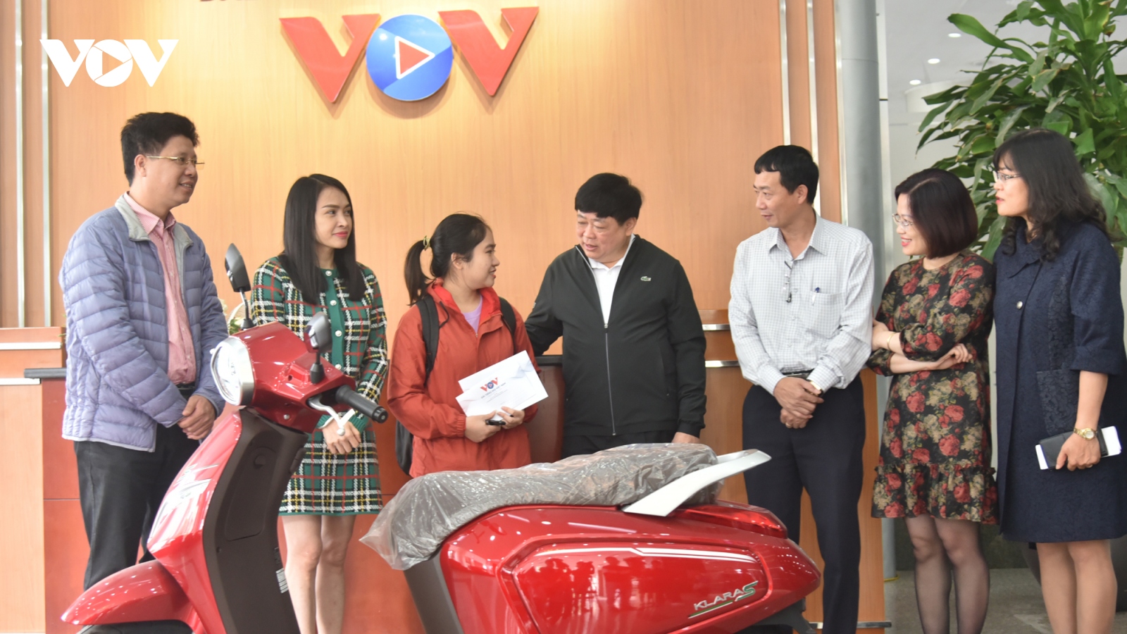 VOV trao tặng xe máy điện Vinfast cho sinh viên miền Trung có hoàn cảnh khó khăn