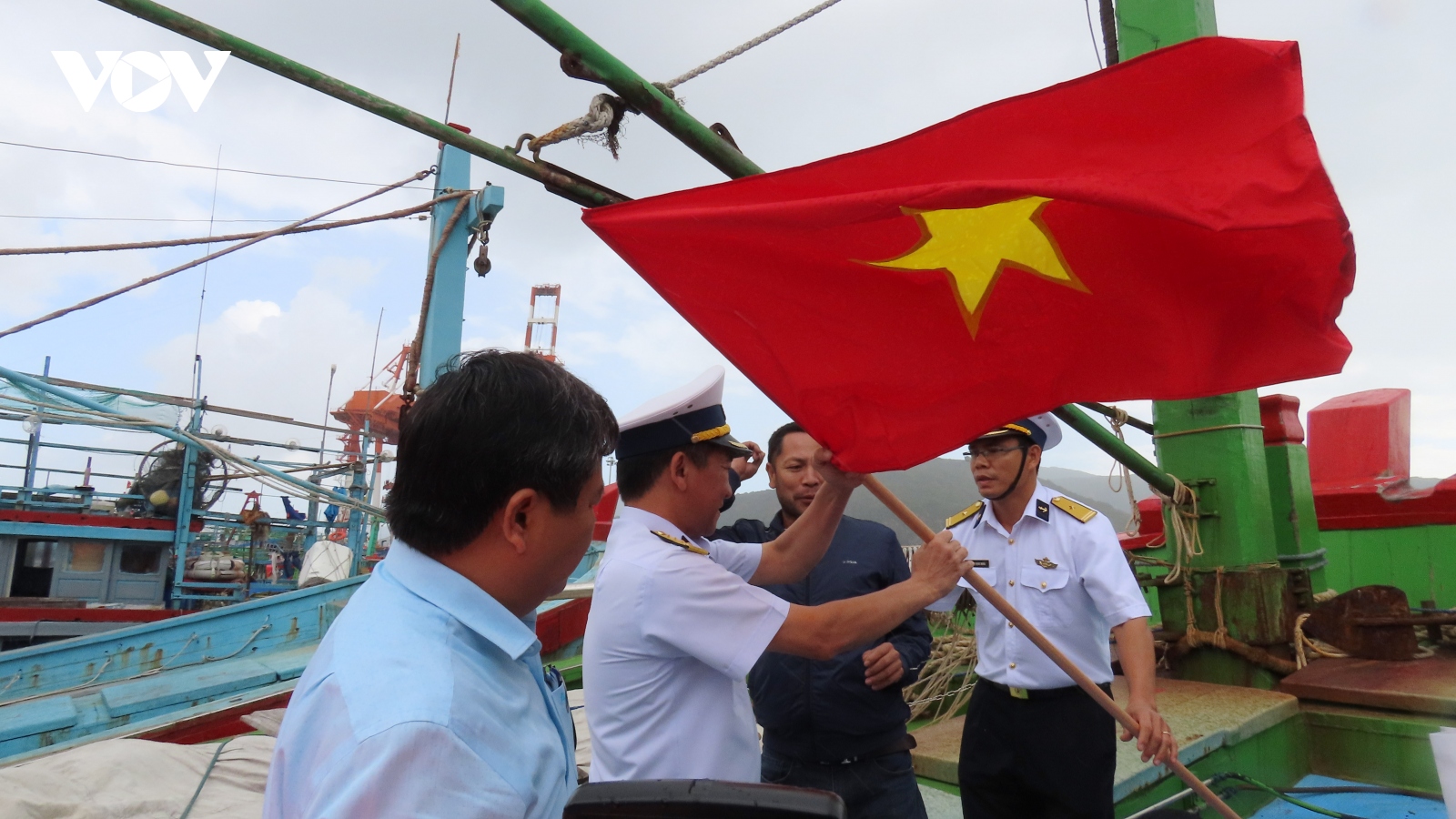 Vùng 4 Hải quân cùng ngư dân Bình Định vươn khơi bám biển