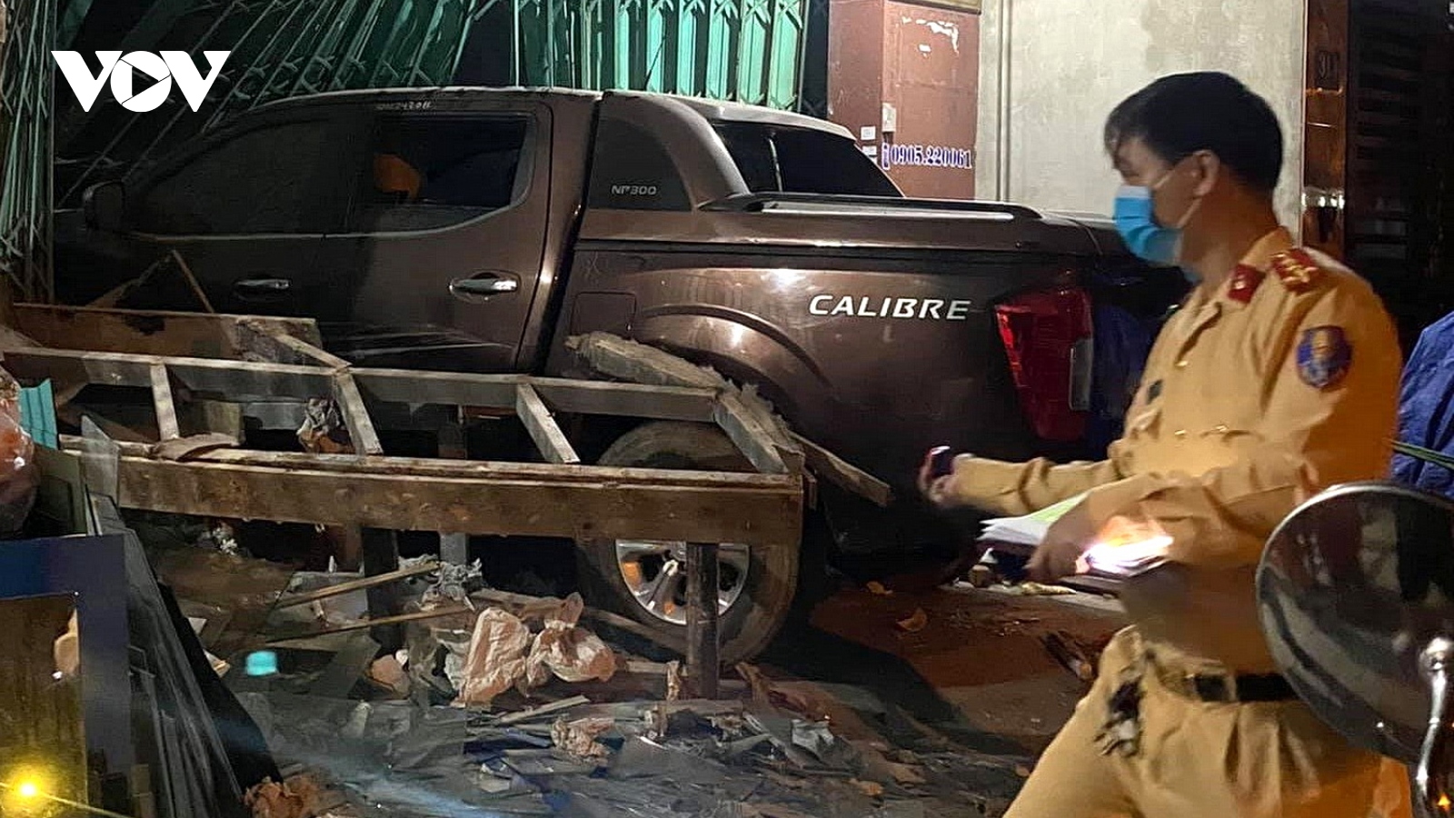 Đà Nẵng: Ô tô bán tải đâm vào nhà dân
