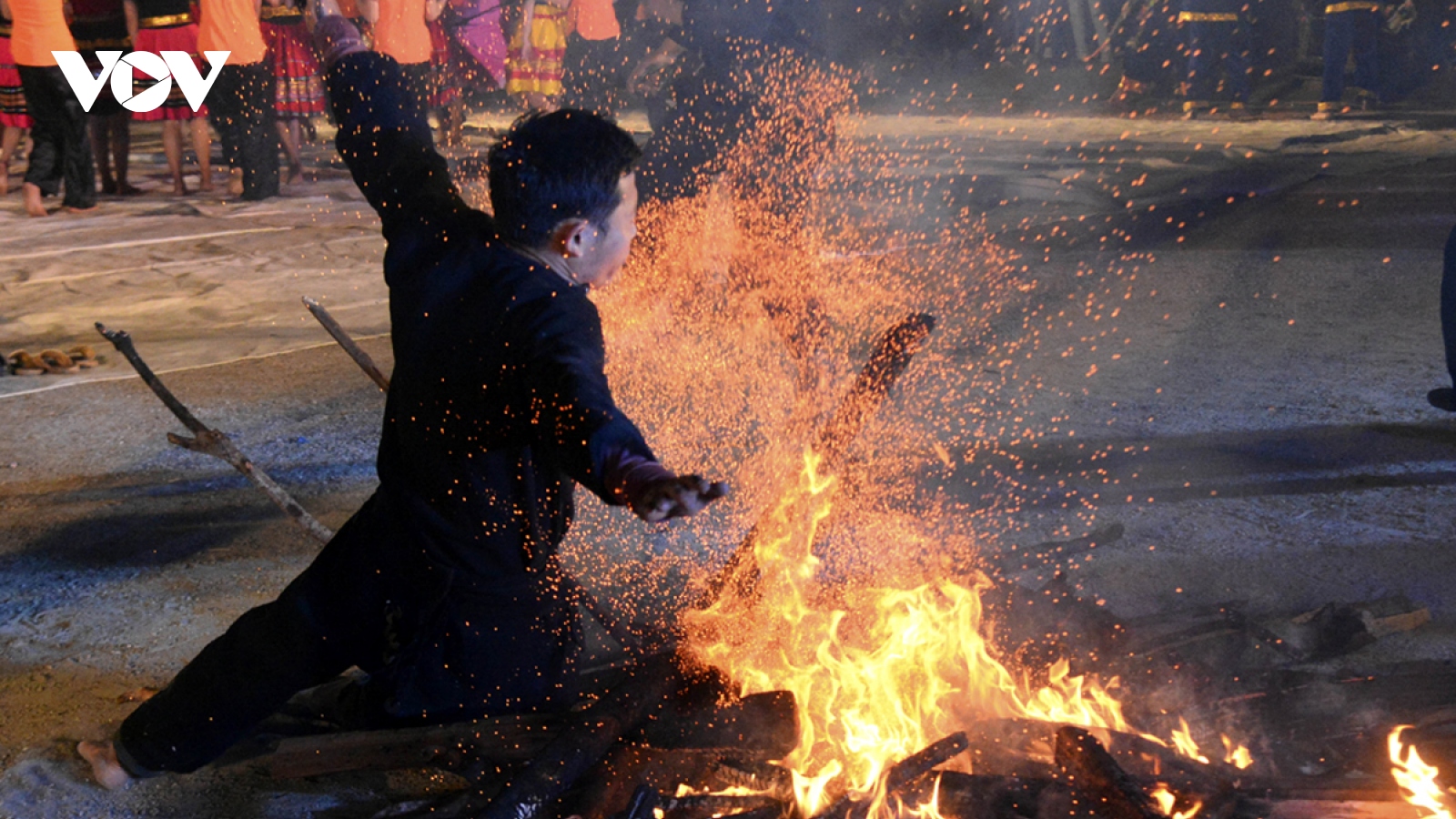 Độc đáo tục nhảy lửa của người Dao đầu bằng Lai Châu