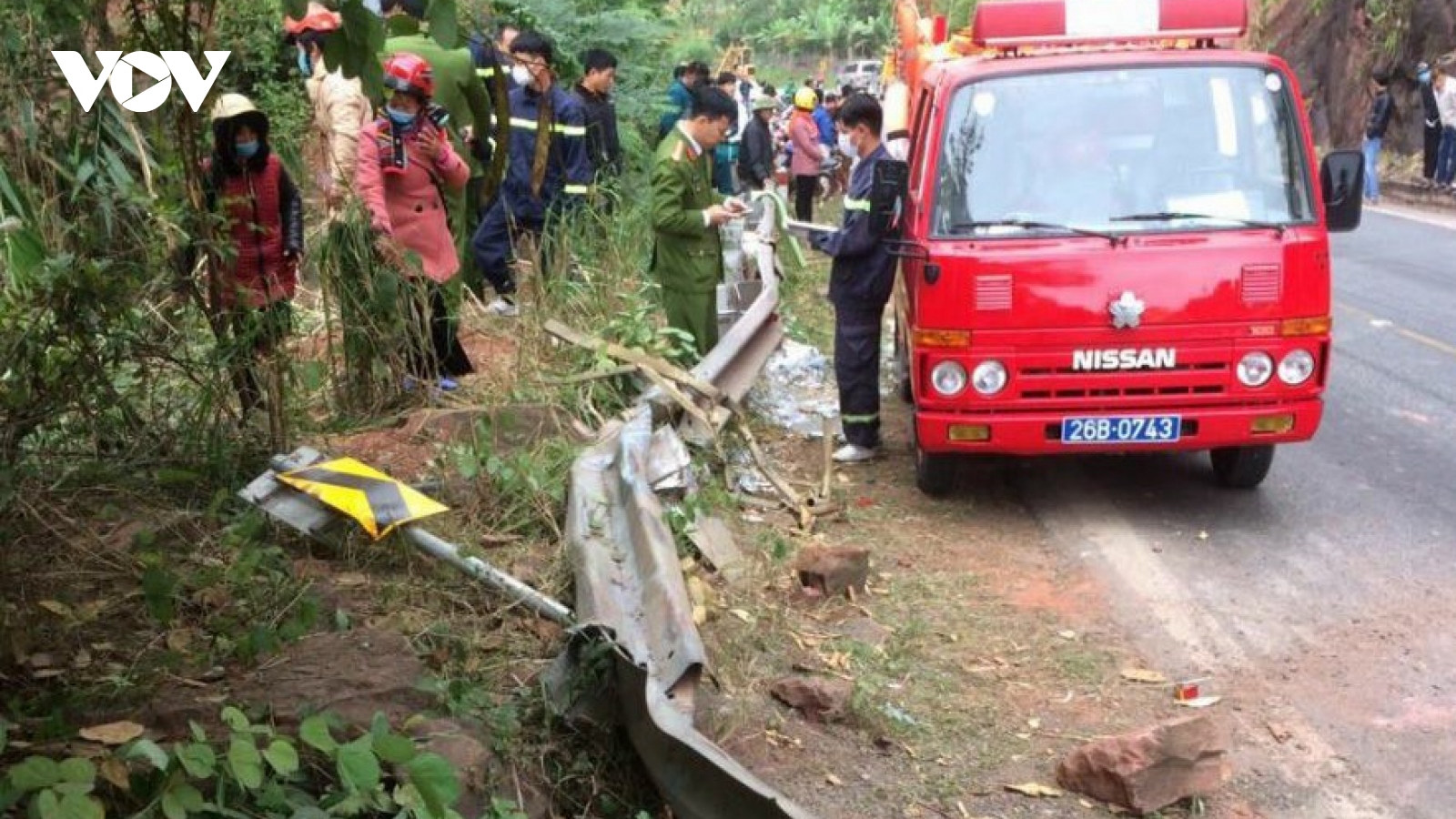 Xe tải lao xuống vực sâu trên Quốc lộ 6 khiến 1 người tử vong