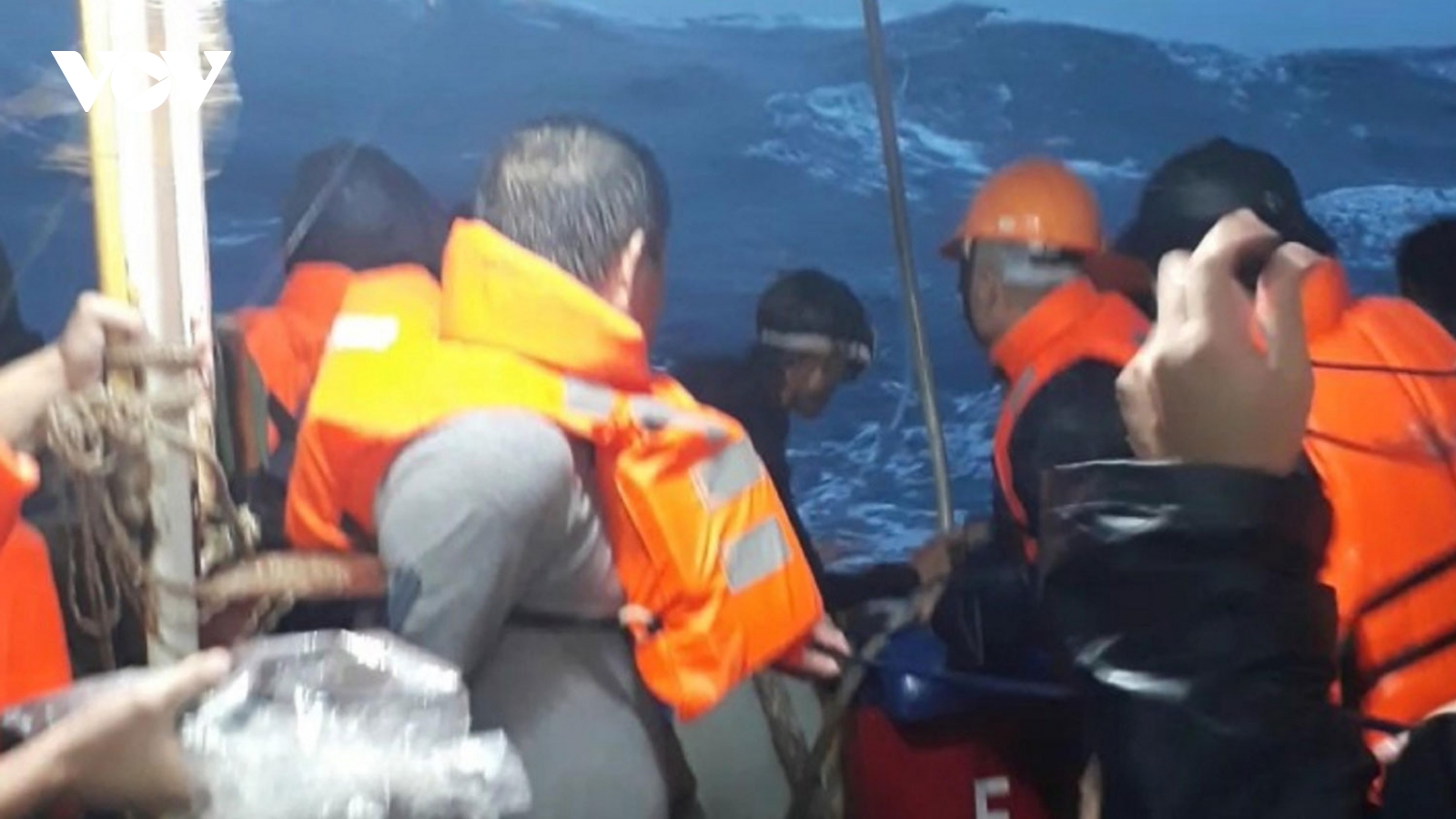 Kịp thời cứu 14 ngư dân Quảng Ngãi bị nạn trên biển